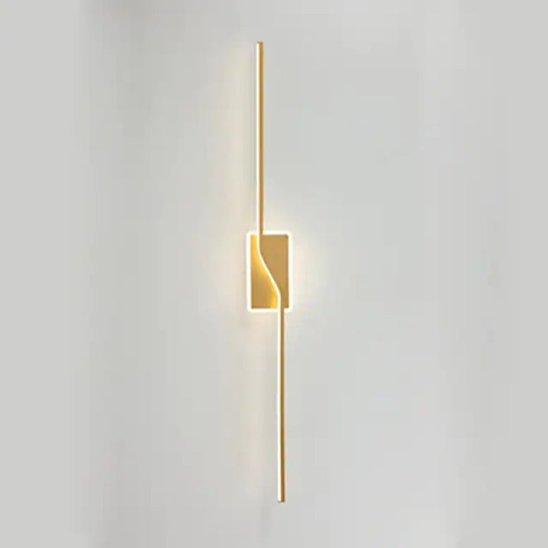 LuxeLine Minimalistische LED Wandlamp in Zwart en Goud voor de Slaapkamer