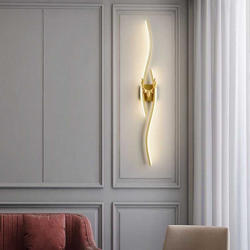 LuxeAura Dimbare Wandlamp - Zwart en Goud Metalen Design