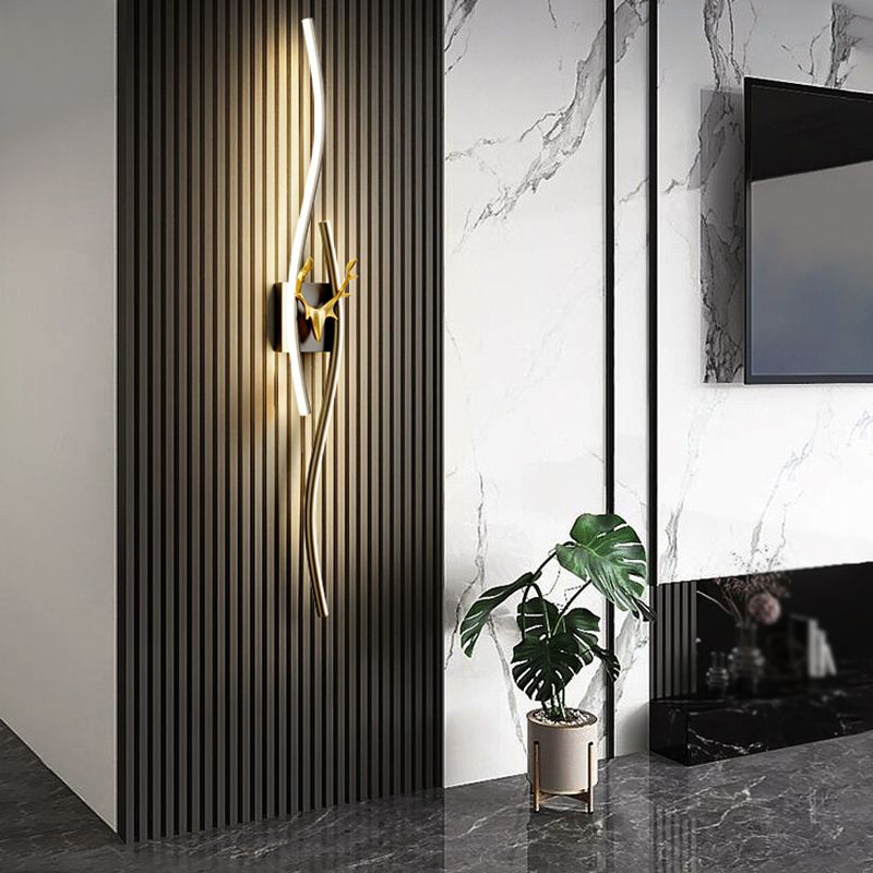 LuxeAura Dimbare Wandlamp - Zwart en Goud Metalen Design