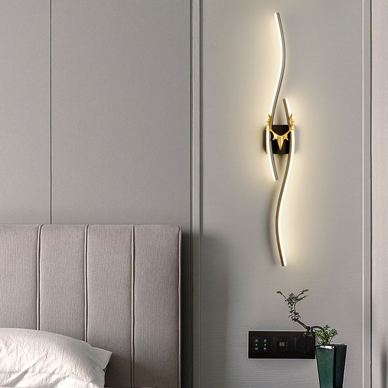 LuxeAura Dimbare Wandlamp - Zwart en Goud Metalen Design