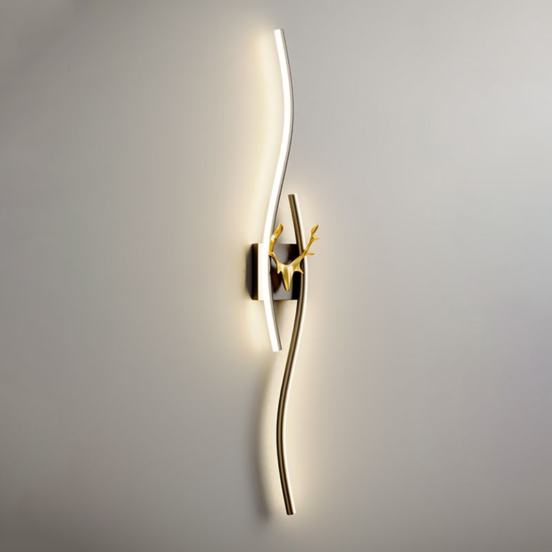 LuxeAura Dimbare Wandlamp - Zwart en Goud Metalen Design