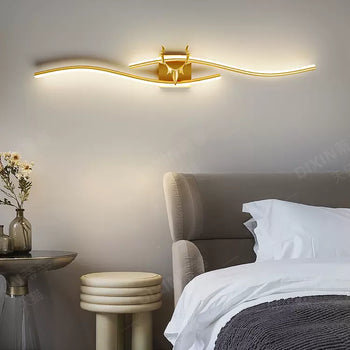 LuxeAura Dimbare Wandlamp - Zwart en Goud Metalen Design