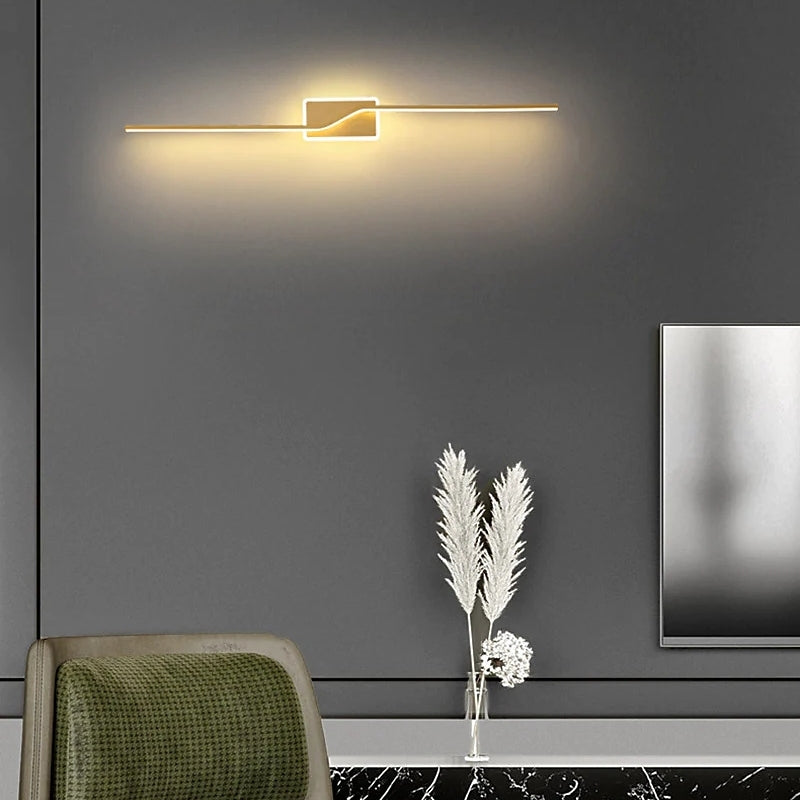 LuxeLine Minimalistische LED-Wandleuchte in Schwarz und Gold für das Schlafzimmer