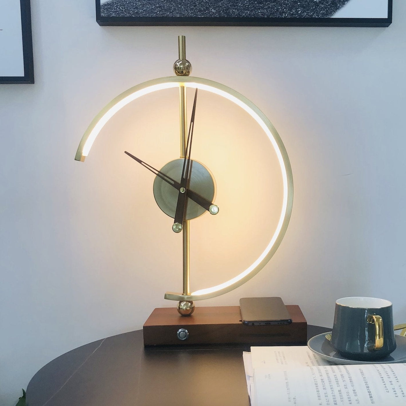 LumiCharge | Elegante Lamp met Draadloze Oplader en Klok