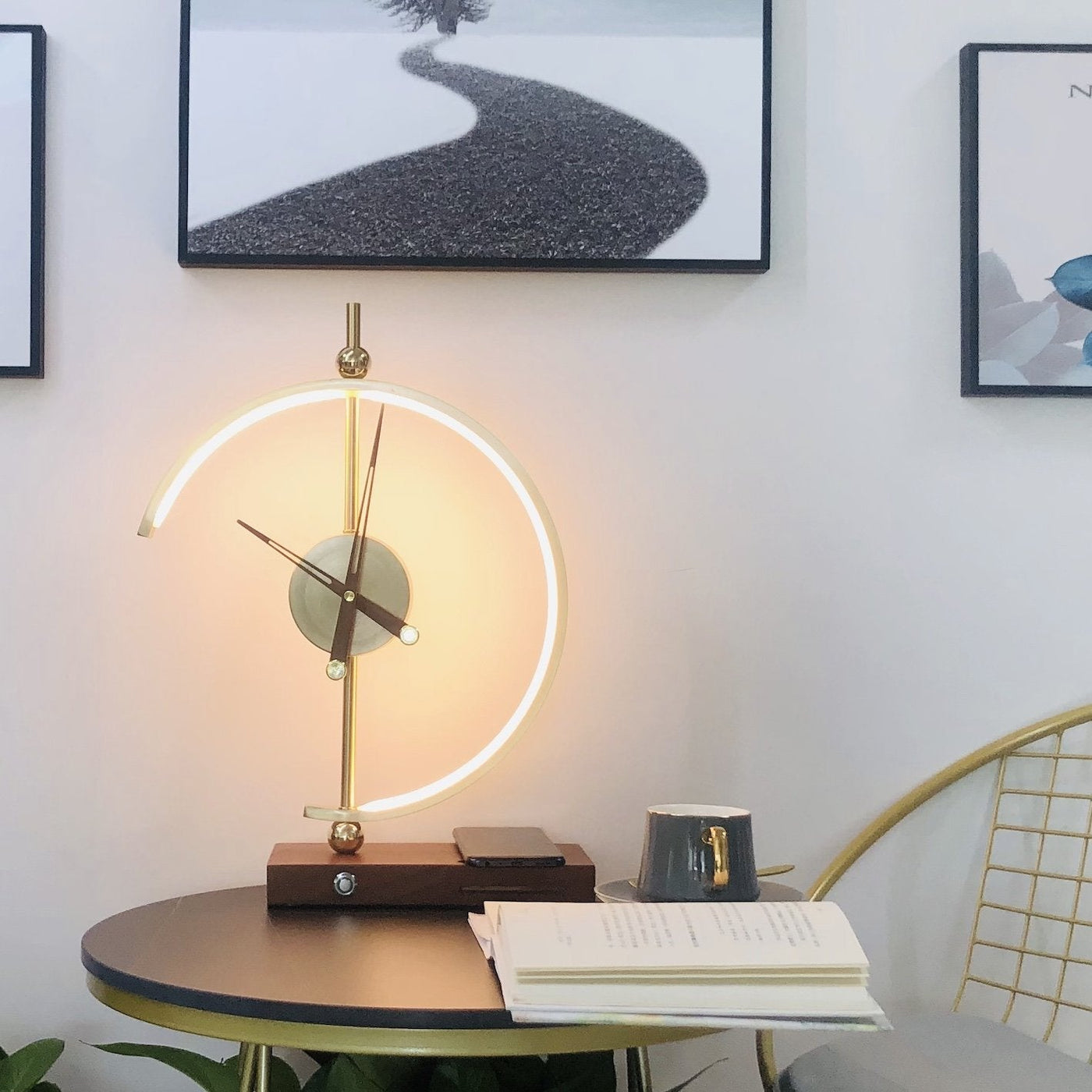 LumiCharge | Elegante Lampe mit kabellosem Ladegerät und Uhr