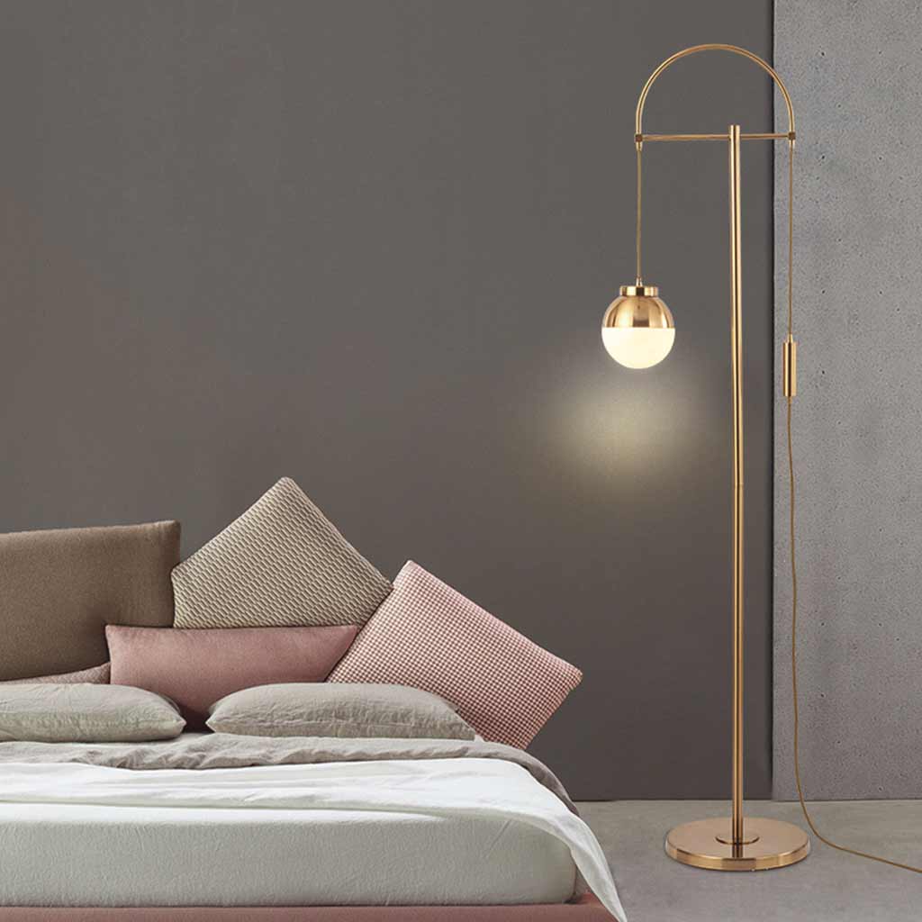 Aurora Elegance Gebogen Vloerlamp met Gouden IJzeren Frame en Glazen Bol