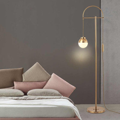 Gebogene Stehlampe Aurora Elegance mit goldenem Eisenrahmen und Glaskugel