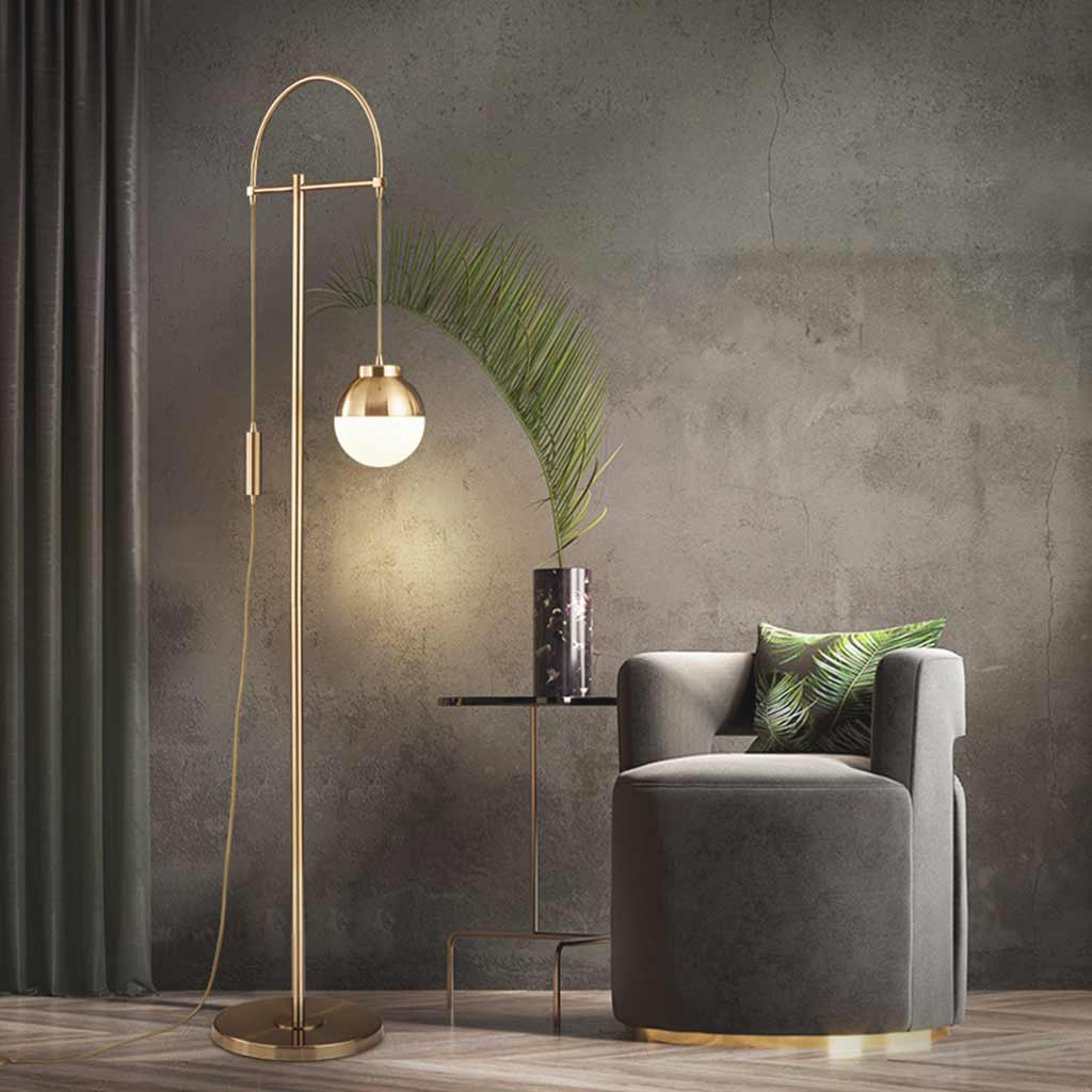 Gebogene Stehlampe Aurora Elegance mit goldenem Eisenrahmen und Glaskugel