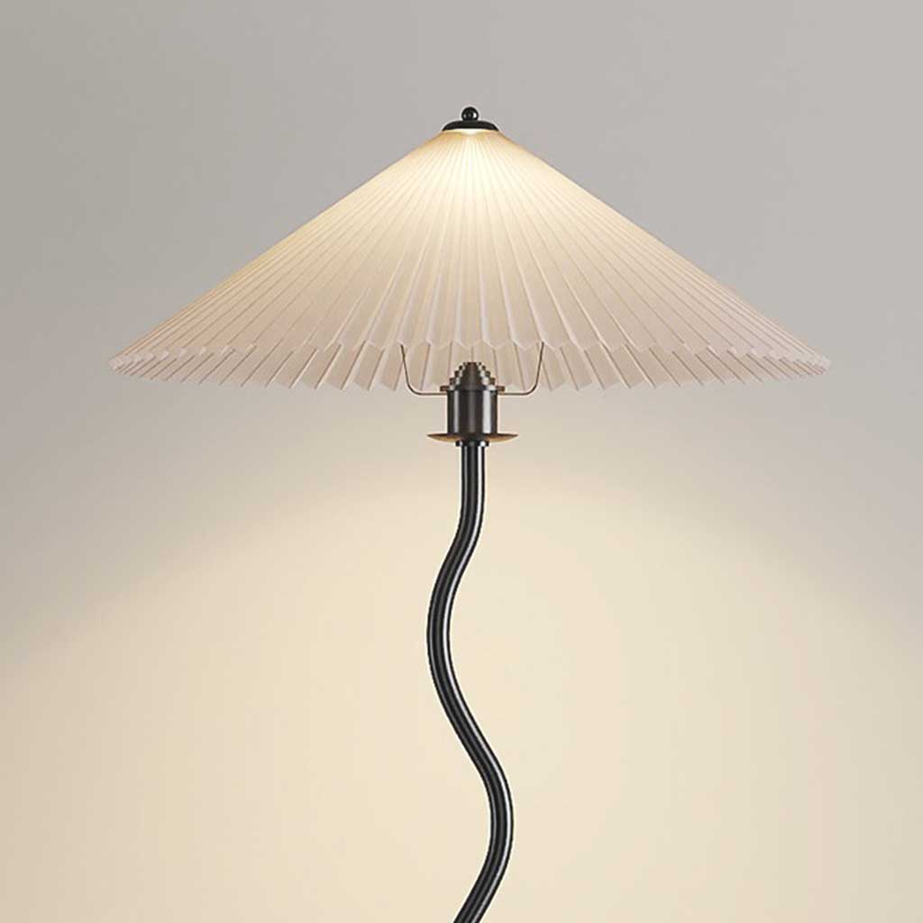 Retro-Elegance-Stehlampe mit weißem, plissiertem Stoffschirm