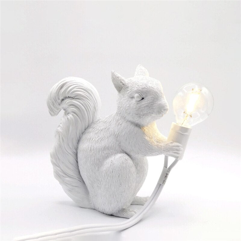 Nordic Charm - Niedliche Eichhörnchen-Tischlampe