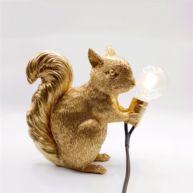 Nordic Charm - Niedliche Eichhörnchen-Tischlampe