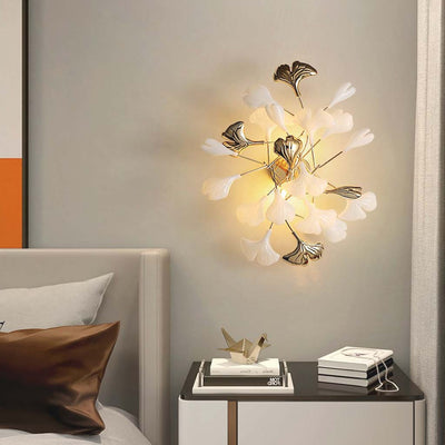 GinkgoLicht  Elegante Keramische Wandlamp met Gouden Bladontwerp