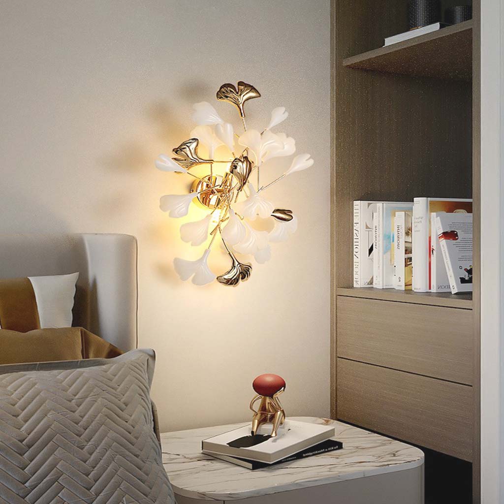 GinkgoLicht  Elegante Keramische Wandlamp met Gouden Bladontwerp