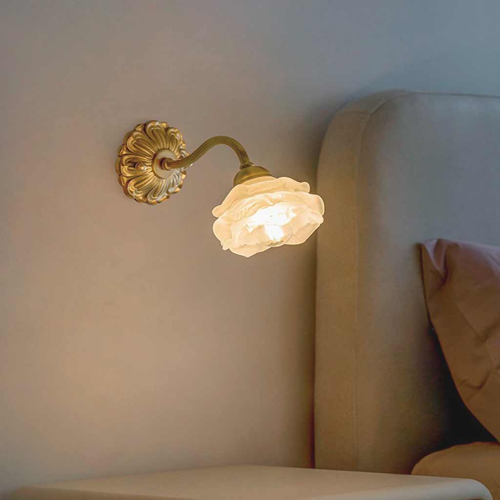 RetroBloem | Wandlamp van Vintage Messing met Witte Glazen Bloem