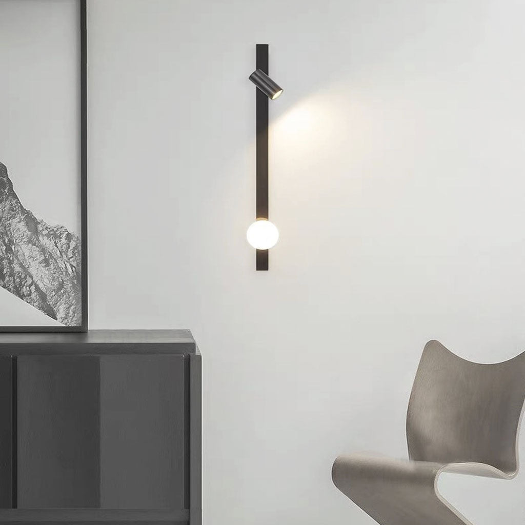 LichtLynx | Lineaire Wandlamp met Glazen Bol - Zwart en Goud