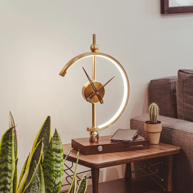 LumiCharge | Elegante Lampe mit kabellosem Ladegerät und Uhr