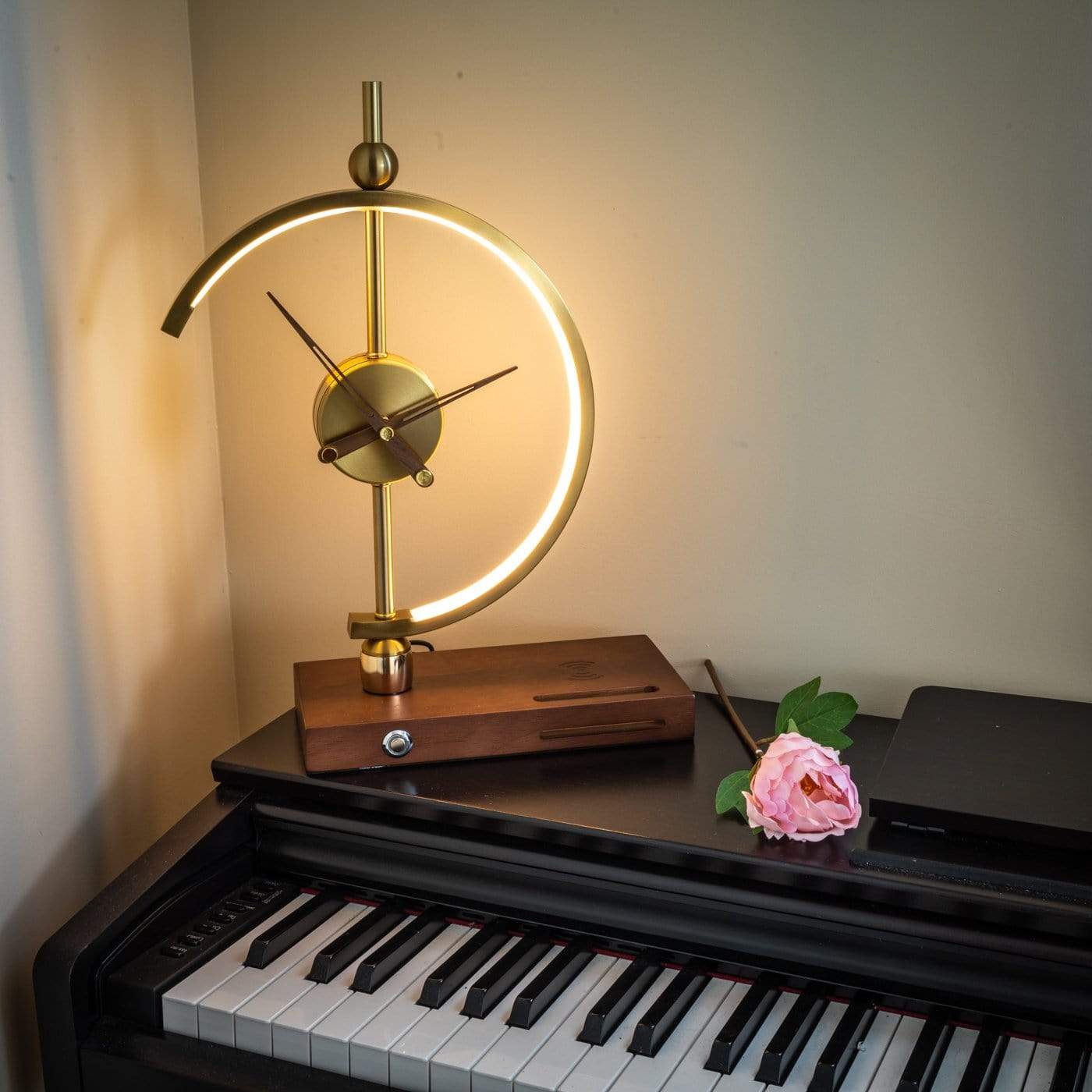 LumiCharge | Elegante Lampe mit kabellosem Ladegerät und Uhr